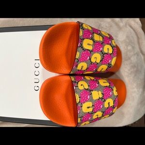 Gucci rubber monogram strawberry print kids size 34